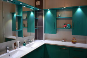S3-salle-de-bain-moderne-armoire-suspendue-avec-éclairage-led